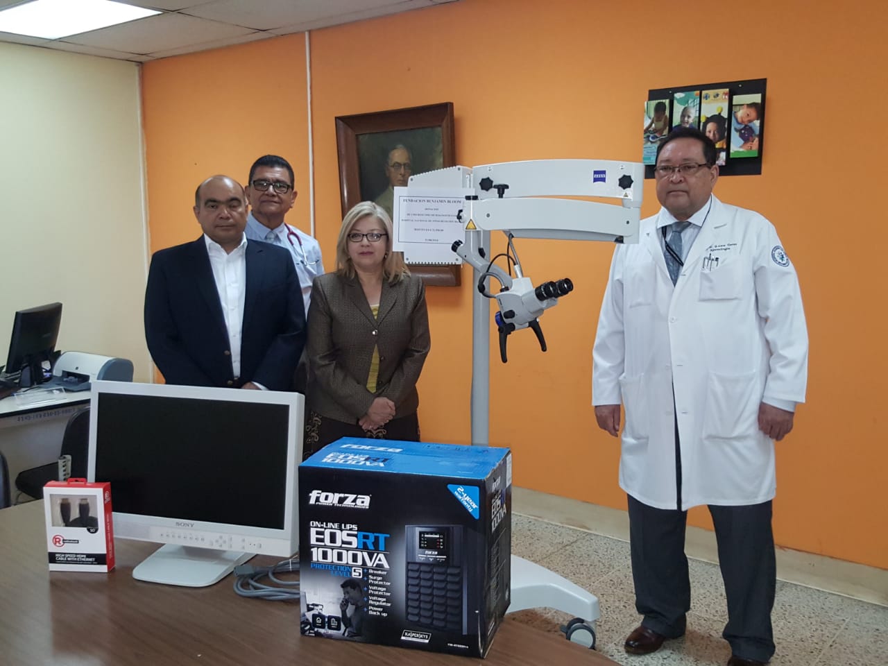 Entrega de Microscopio de diagnóstico para realizar implantes cocleares